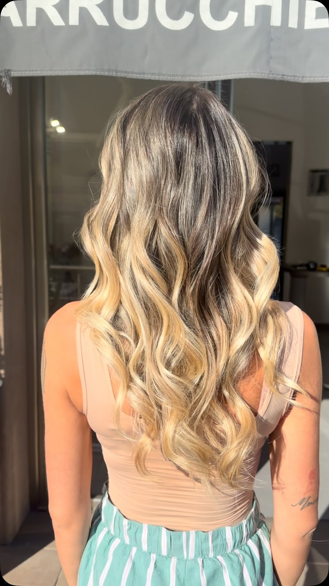 Schiariture bionde su capelli lunghi realizzate da Kloty Hair Stylist a Cecina