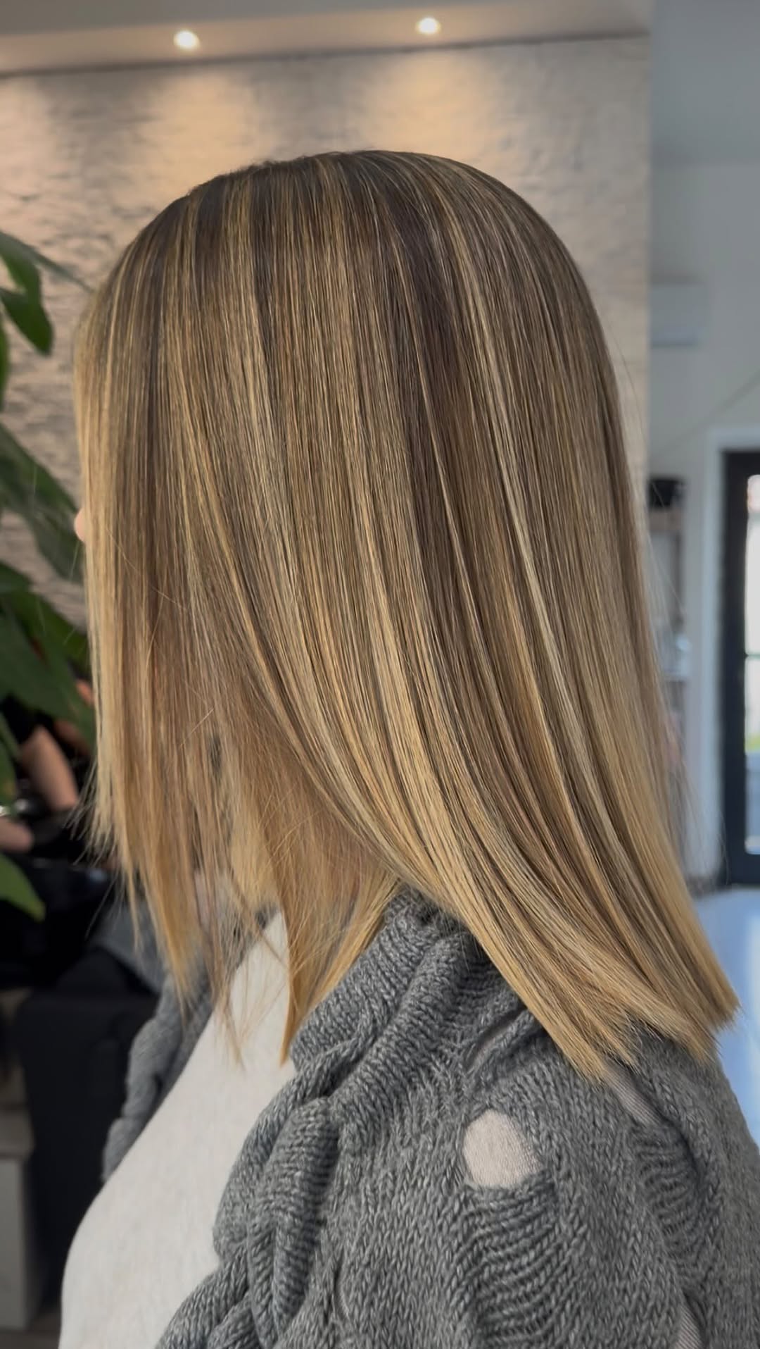 Schiariture miele su capelli lisci realizzate da Kloty