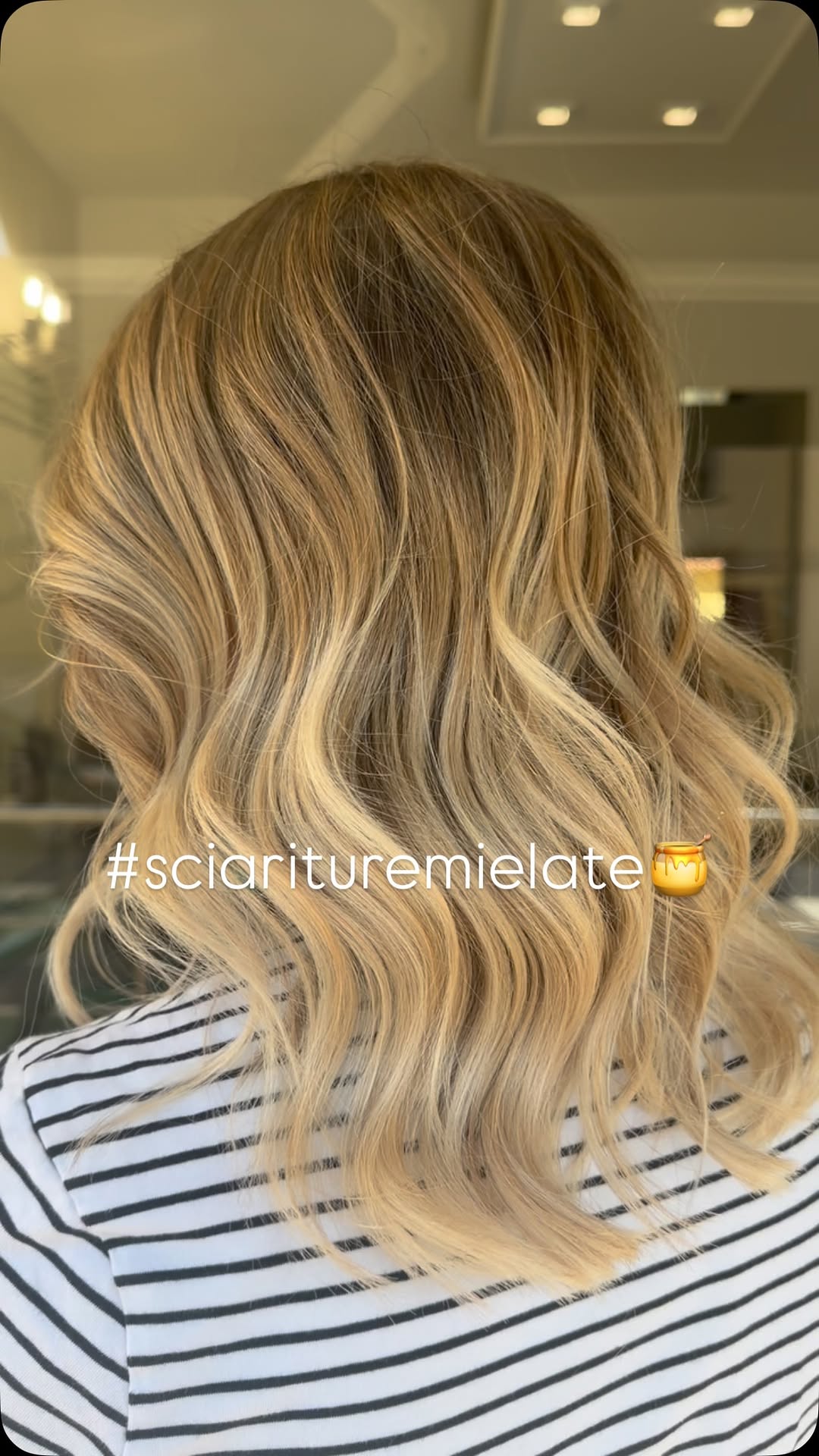 Schiariture miele su capelli mossi realizzate nel salone Kloty